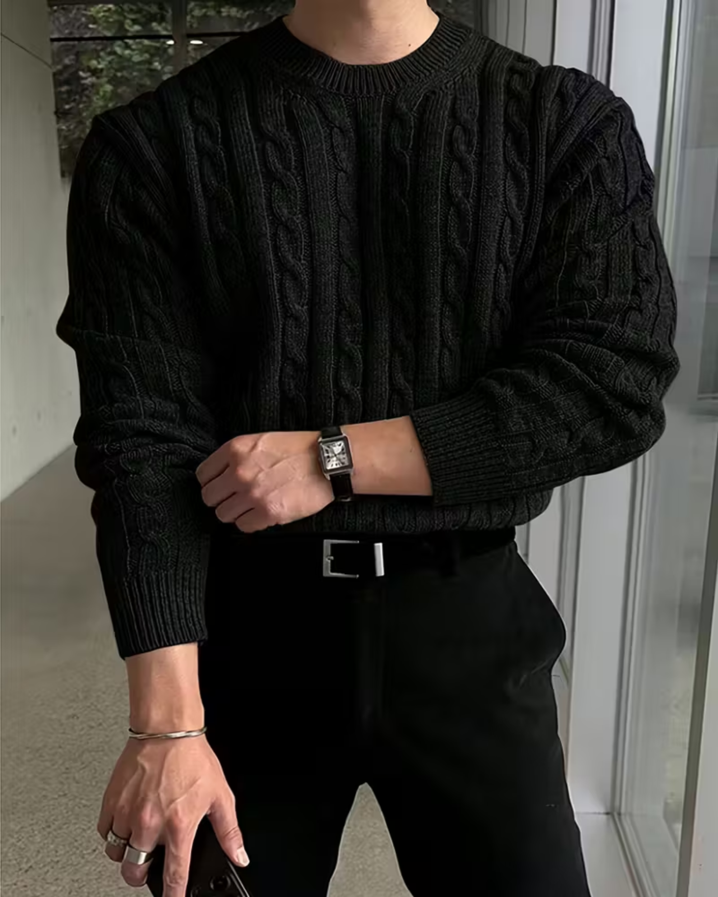 Schwarzer Herrenpullover mit Rundhalsausschnitt und langen Ärmeln